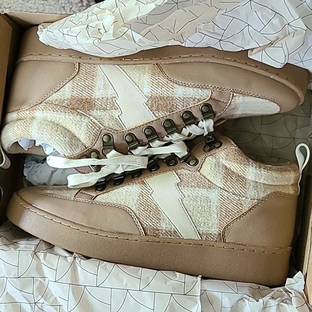 Oasis Society from Bohme. Sz 7&1/2